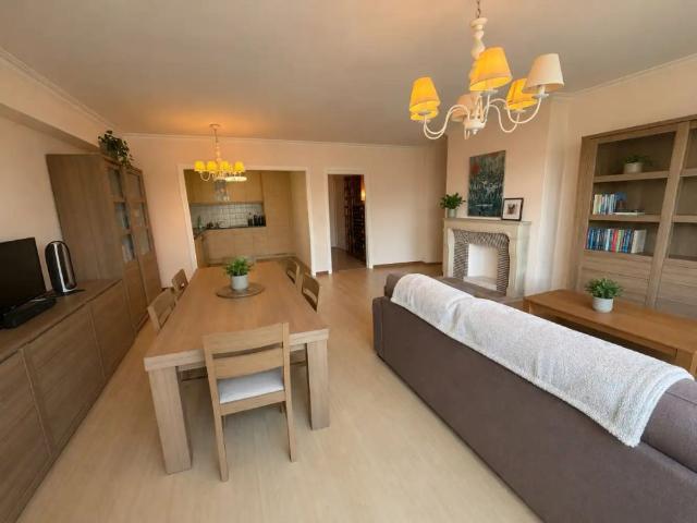 Ruim appartement te huur op de Grote Markt in Blankenberge met twee slaapkamers. Met een terrasje vooraan en achteraan uw ideale uitvalsbasis aan de Belgische kust!