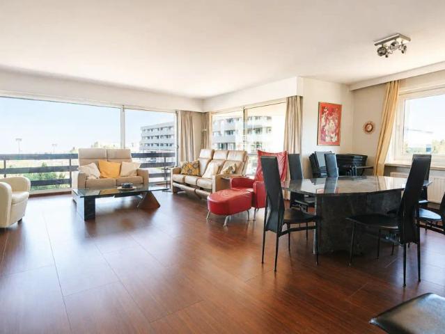 Ruim appartement 102 m² met 2 slaapkamers en uitzicht op het stationsplein van Blankenberge