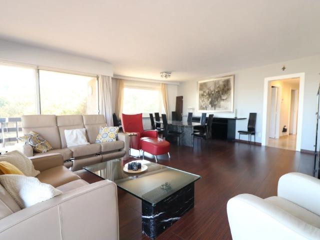 Ruim appartement 102 m² met 2 slaapkamers en uitzicht op het stationsplein van Blankenberge