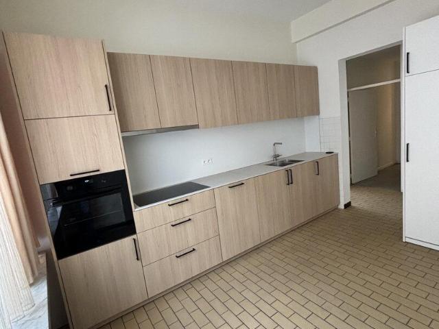 Ruim Appartement 2 slk met nieuwe inbouwkeuken en garage!