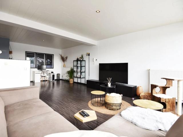 Ruim appartement, 2 slpks en terras te Eeklo