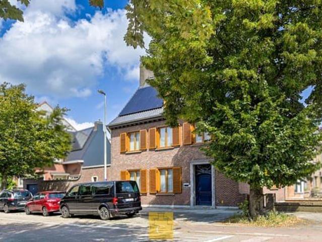 Ruim Burgershuis met tuin en garage te Kristus Koning