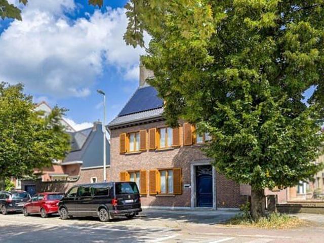 Ruim Burgershuis met tuin en garage te Kristus Koning
