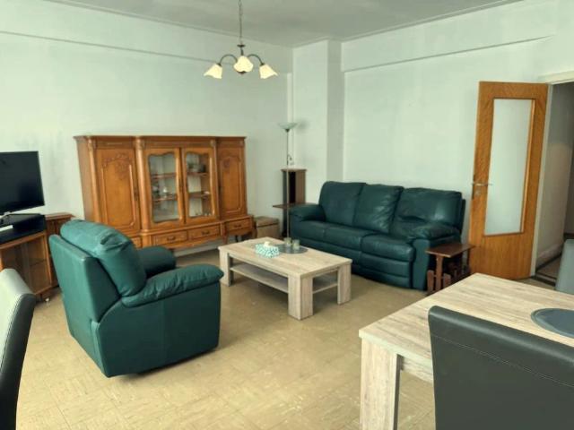 RUIM BEMEUBELD 1 SLAAPKAMERAPPARTEMENT OP CENTRALE LIGGING!