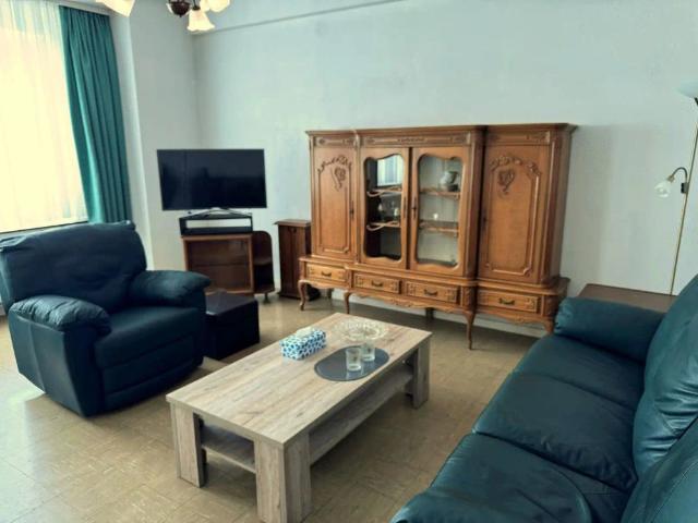 RUIM BEMEUBELD 1 SLAAPKAMERAPPARTEMENT OP CENTRALE LIGGING!