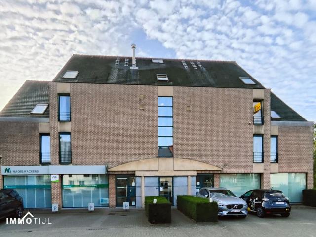 Ruim bemeubeld twee slaapkamer appartement met zonnig terras