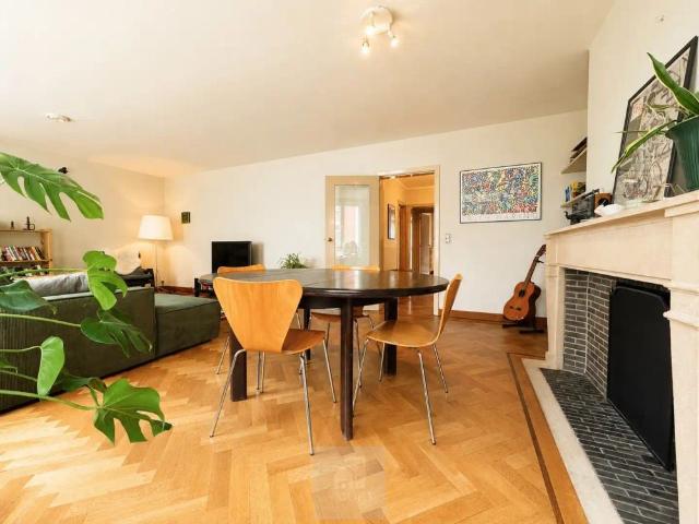 Ruim & charmant 2 slaapkamerappartement met zonnig terras nabij Gent St Pieters