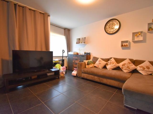 Ruim duplex appartement met 2 slaapkamers, staanplaats en kelder te huur in Lembeek
