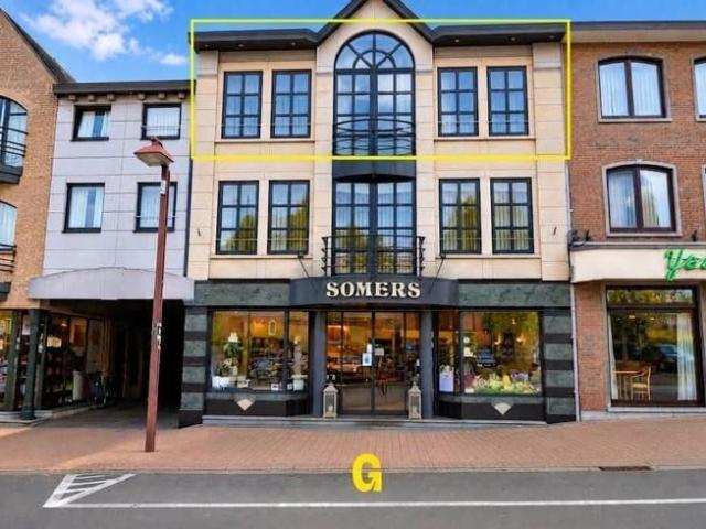 Ruim duplex appartement met 4 slaapkamers en terras in cent