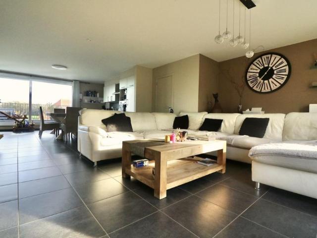 Ruim duplexappartement met 3 slpk, terras en carport voor 955 EUR/mnd