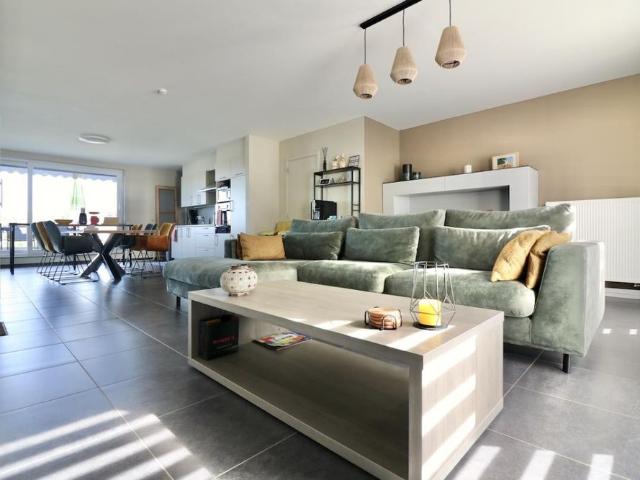 Ruim duplexappartement met 3 slpk, terras en carport voor 955 EUR/mnd