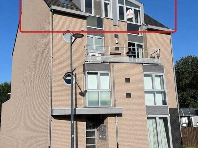 Ruim duplexappartement met twee slaapkamers, terras en ga.