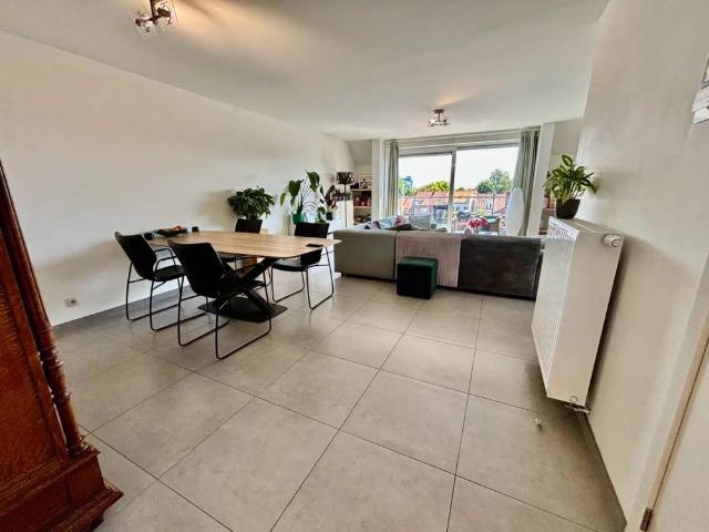 Ruim duplexappartement met dubbele garage te Kachtem