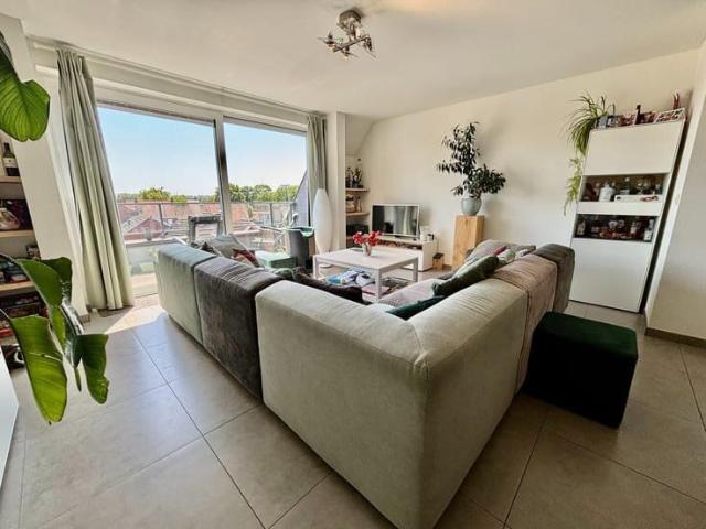 Ruim duplexappartement met dubbele garage te Kachtem
