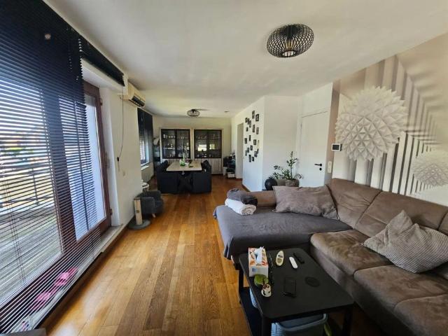 Ruim duplexappartement met garage