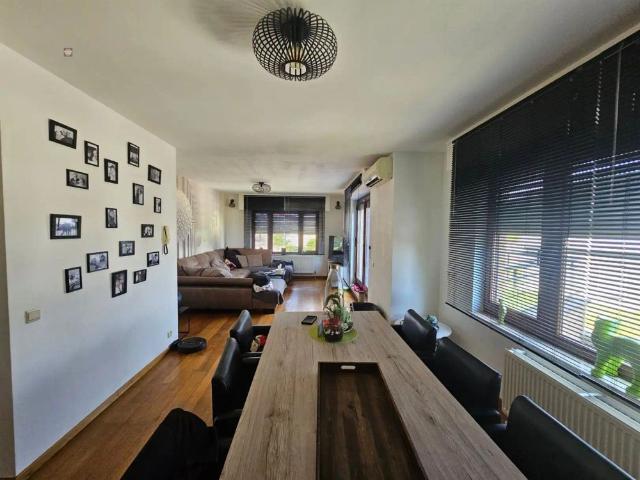 Ruim duplexappartement met garage