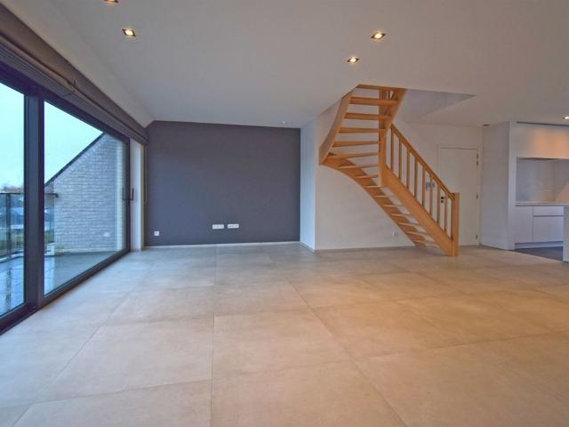 RUIM EIGENTIJDS DUPLEX APPARTEMENT MET RUIME TERRASSEN