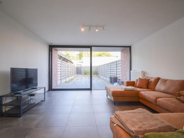 Ruim en modern gelijkvloers appartement met binnentuin te Staden