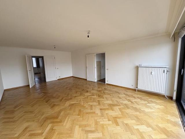RUIM en CENTRAAL gelegen appartement in het centrum van Sint Kruis res Winkelcentrum