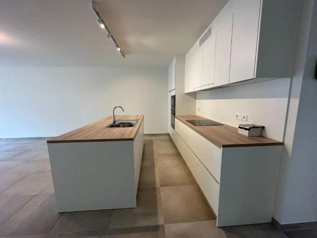 Ruim en energiezuinig 2 slaapkamerappartement met twee terrassen in centrum Ieper!