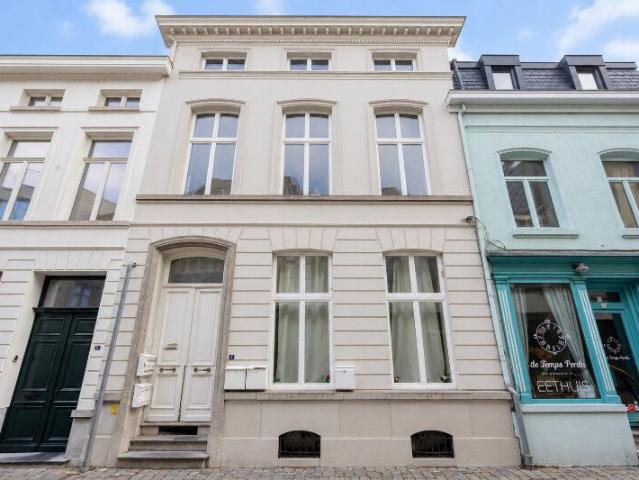 Ruim en lichtrijk 2 slaapkamerappartement in het centrum.