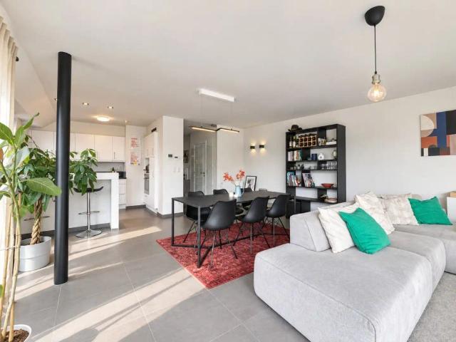Ruim en lichtrijk 2slp appartement met garage