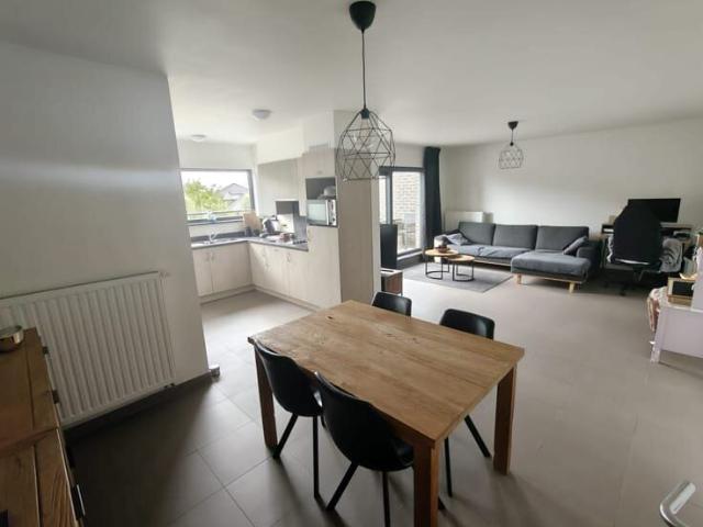 Ruim en lichtrijk app met 2 slaapkamers, terras, lift