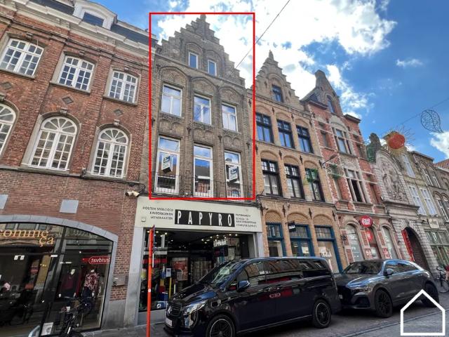 RUIM EN LICHTRIJK APPARTEMENT MET 3 SLAAPKAMERS, TERRAS EN ZOLDER IN CENTRUM IEPER