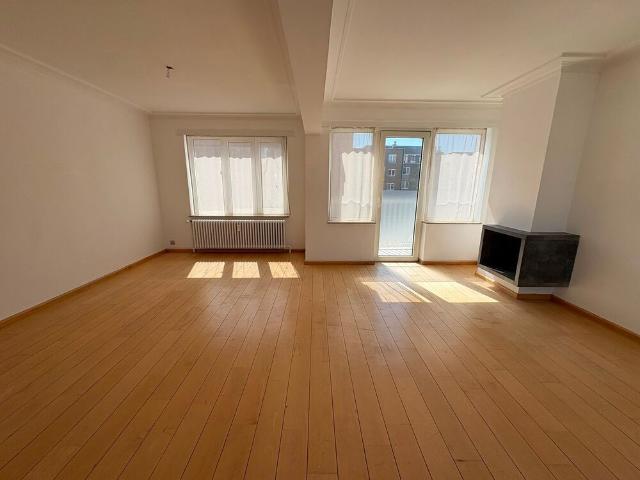 Ruim en lichtrijk appartement met ongezien dakterras in hartje centrum Oostende!