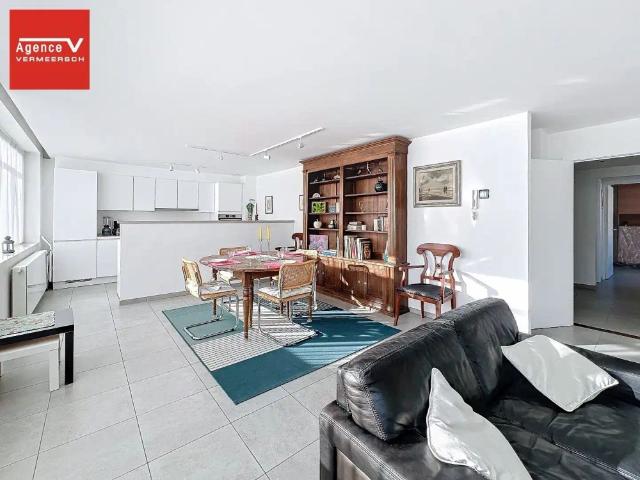 Ruim en lichtrijk GEMEUBILEERD 2 slkr appartement 117m² gelegen op 50m van Zeedijk!