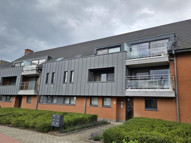 Ruim en lichtrijk gelijkvloers appartement met garage & tuin