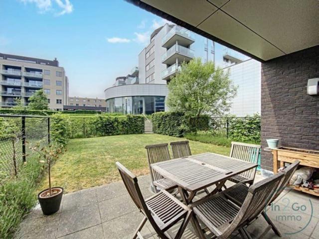 Ruim en recent 1 slaapkamer appartement met tuin, parking en