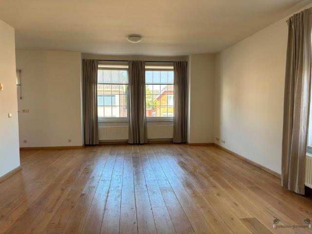 Ruim en verzorgd appartement met terras, garage en lift op een centrale locatie in Sint Job