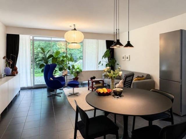 Ruim en verzorgd éénslaapkamer appartement met twee terra.