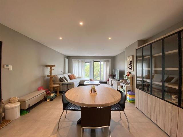 Ruim en volledig gerenoveerd appartement met groen uitzicht en garage