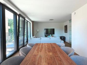 Ruim en zonnig nieuwbouw appartement met 2 slaapkamers, terras en autostandplaats