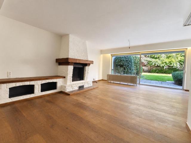 Ruim gelijkvloers app. ca. 160m² met riante tuin te Berchem