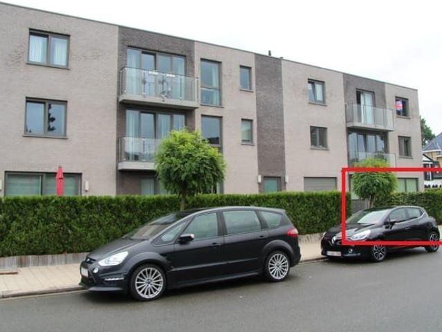 Ruim gelijkvloers app met 2 slk, terras, tuin en ondergrond