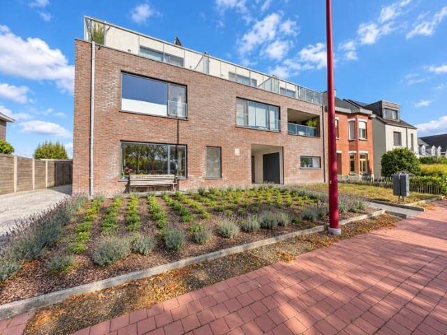 Ruim gelijkvloers appartement 127 m² met gróót terras.