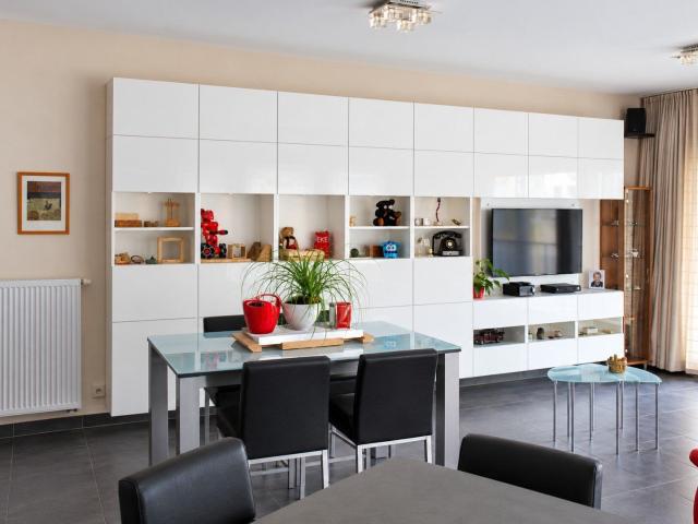 Ruim gelijkvloers appartement met 2 slaapkamers, tuintje en