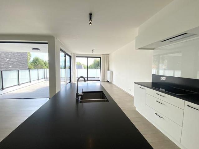 Ruim gelijkvloers appartement met 2 slaapkamers en een mo.