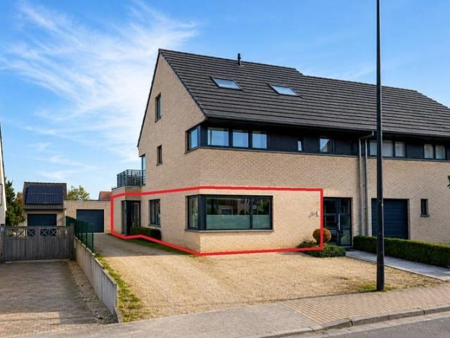 Ruim gelijkvloers appartement met 2 slpk’s, terras en tuin