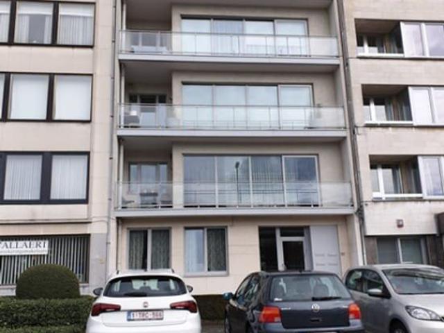 Ruim gelijkvloers appartement met garage in centrum Sint.