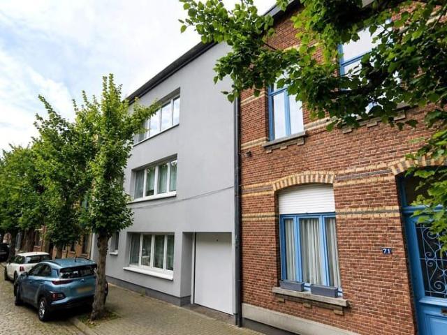 Ruim gelijkvloers appartement met garage te Mariaburg
