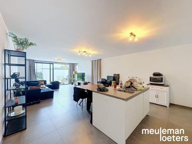 Ruim gelijkvloers appartement met tuin