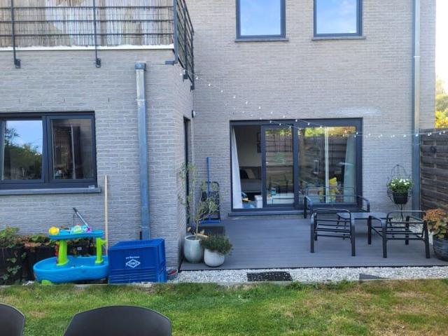 Ruim gelijkvloers appartement met tuin en garage