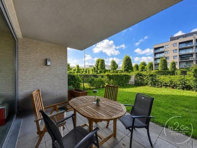 Ruim gelijkvloers appartement met tuin, parking, en kelder