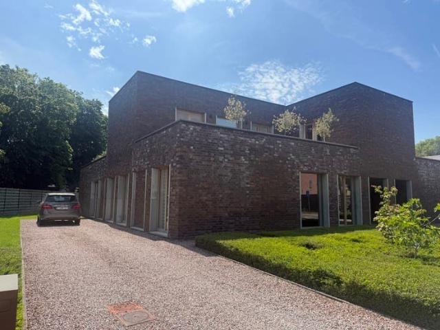 Ruim gelijkvloers appartement met zonnige tuin in hartje De