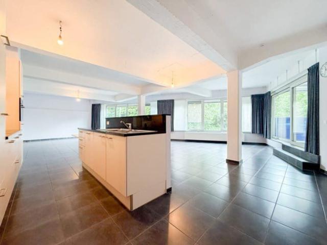 Ruim gelijkvloers appartement met zicht op groen
