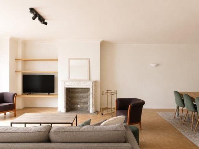 Ruim gemeubeld drie slaapkamer appartement te huur aan Zuidp